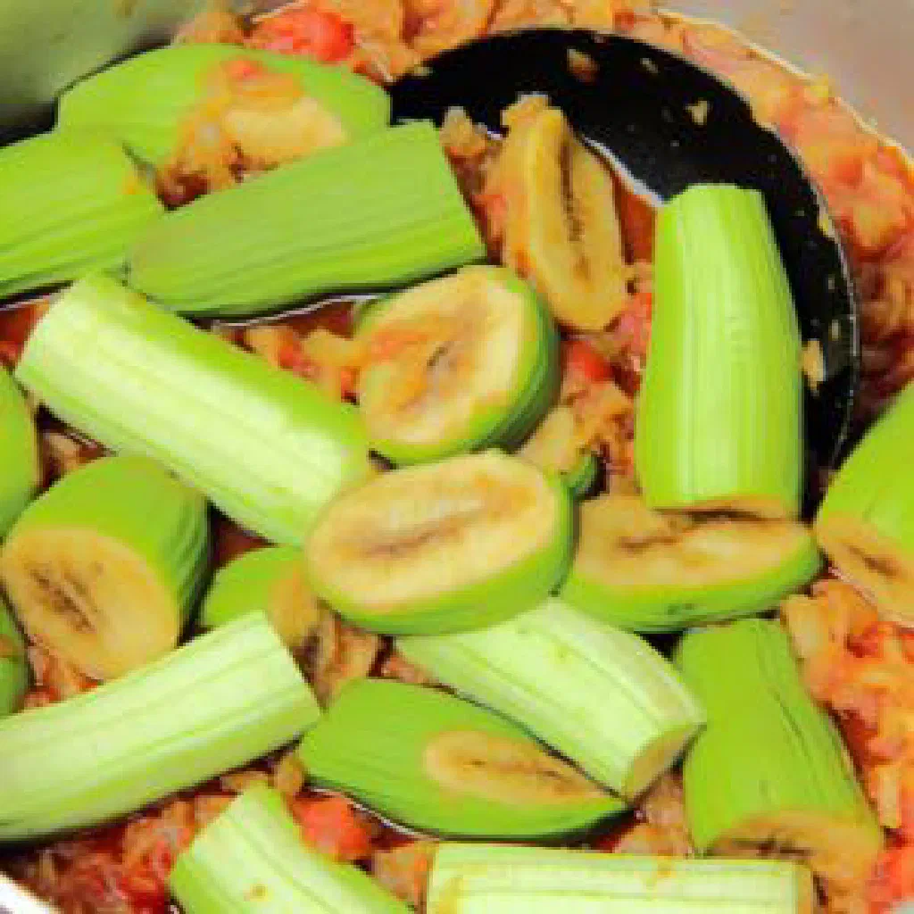 Bowl of Ndizi, a savoury Burundian plantain dish with peppers and onions