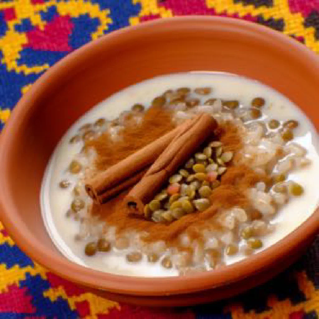 A bowl of Roz Belaban rice and lentils garnished with fresh parsley
