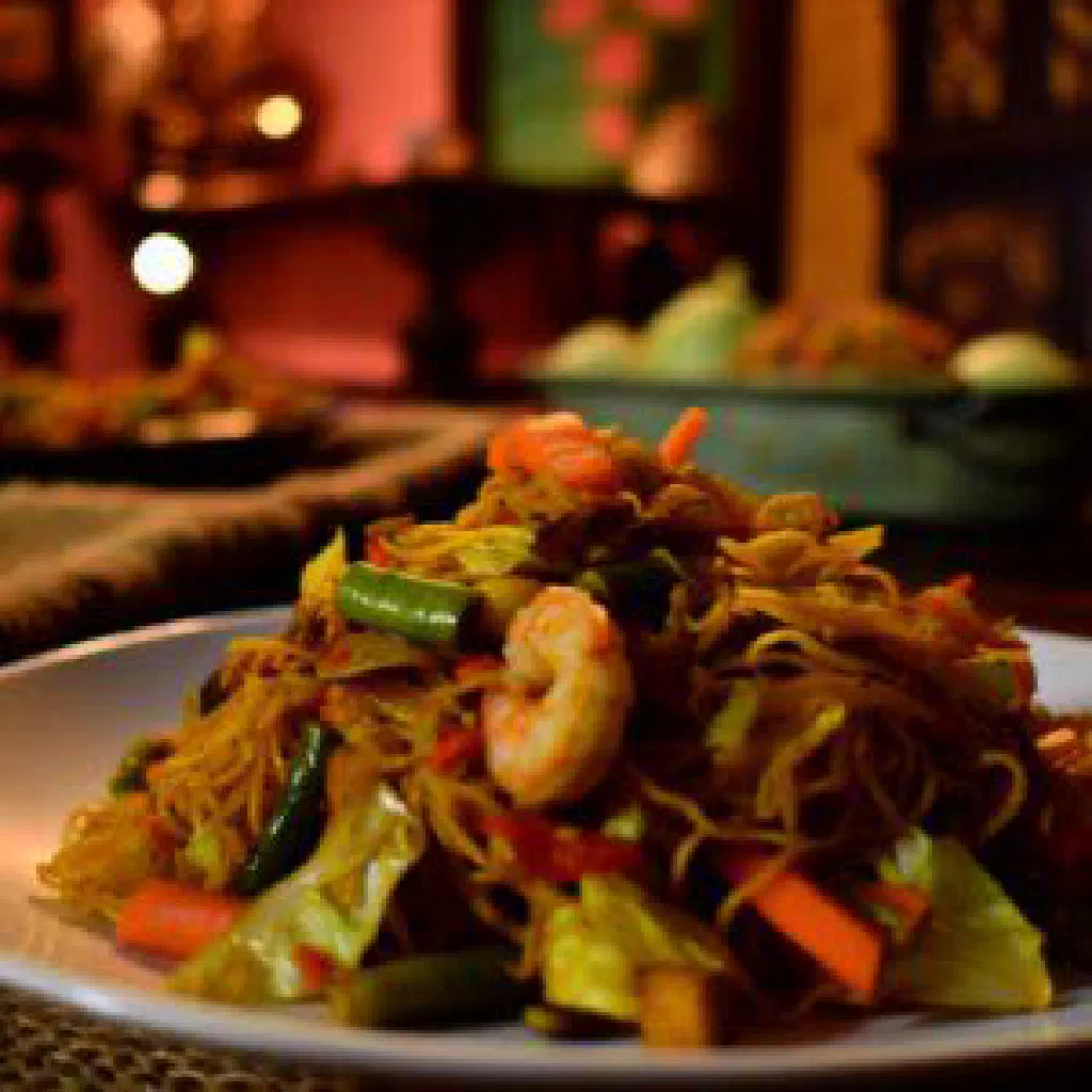 Mine frite — Mauritian fried noodles with chicken and vegetables