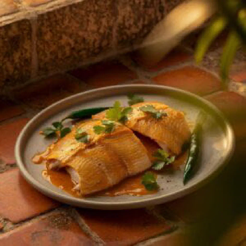 Poisson vindaye with golden turmeric-coated fish pieces and mustard seeds