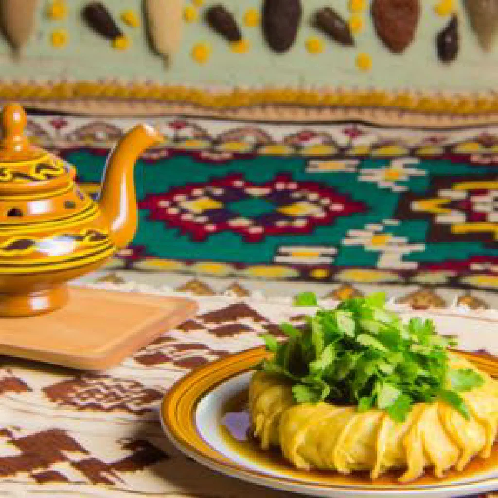 A bowl of Garashsyzlyk Şüle with tender meat, vegetables and fresh coriander