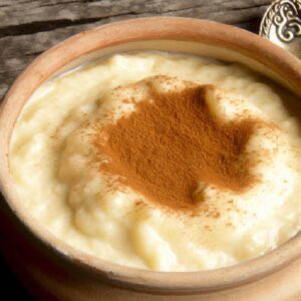 Creamy mazamorra corn pudding in a bowl with a dusting of cinnamon