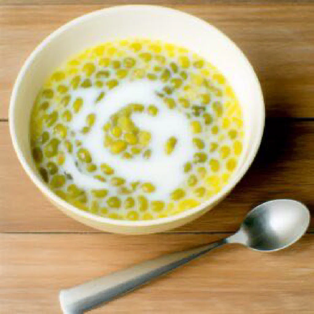 Bowls of che dau xanh mung bean pudding with coconut milk