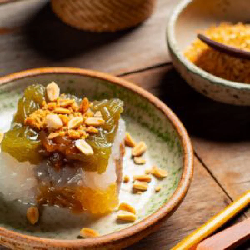 Bowl of chilled Vietnamese sweet soup with mung beans, lotus seeds and longan